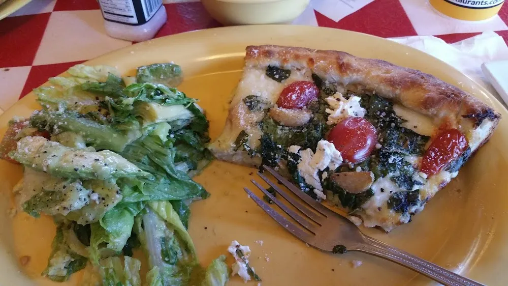 Spinach Pizza with Garlic and Tomatoes